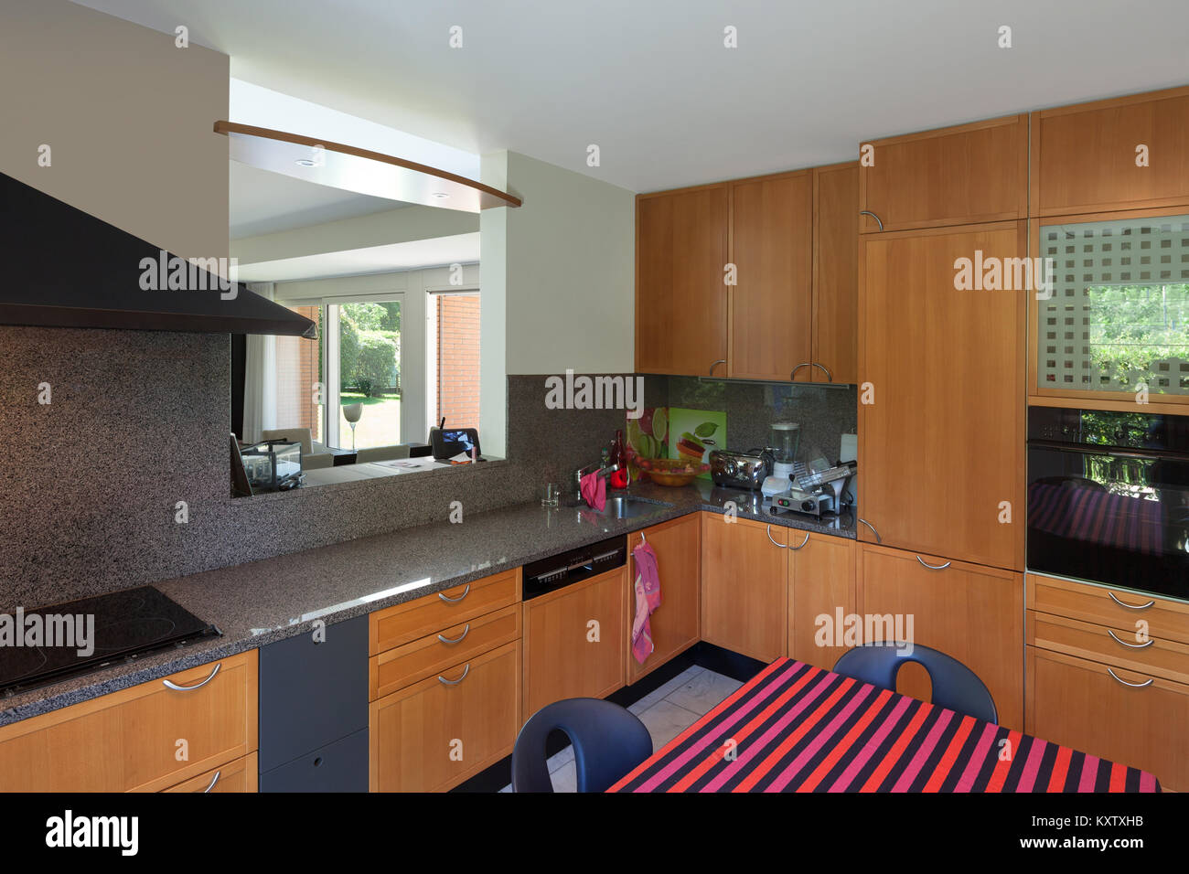 Casa moderna, cucina domestica con armadi in legno Foto Stock