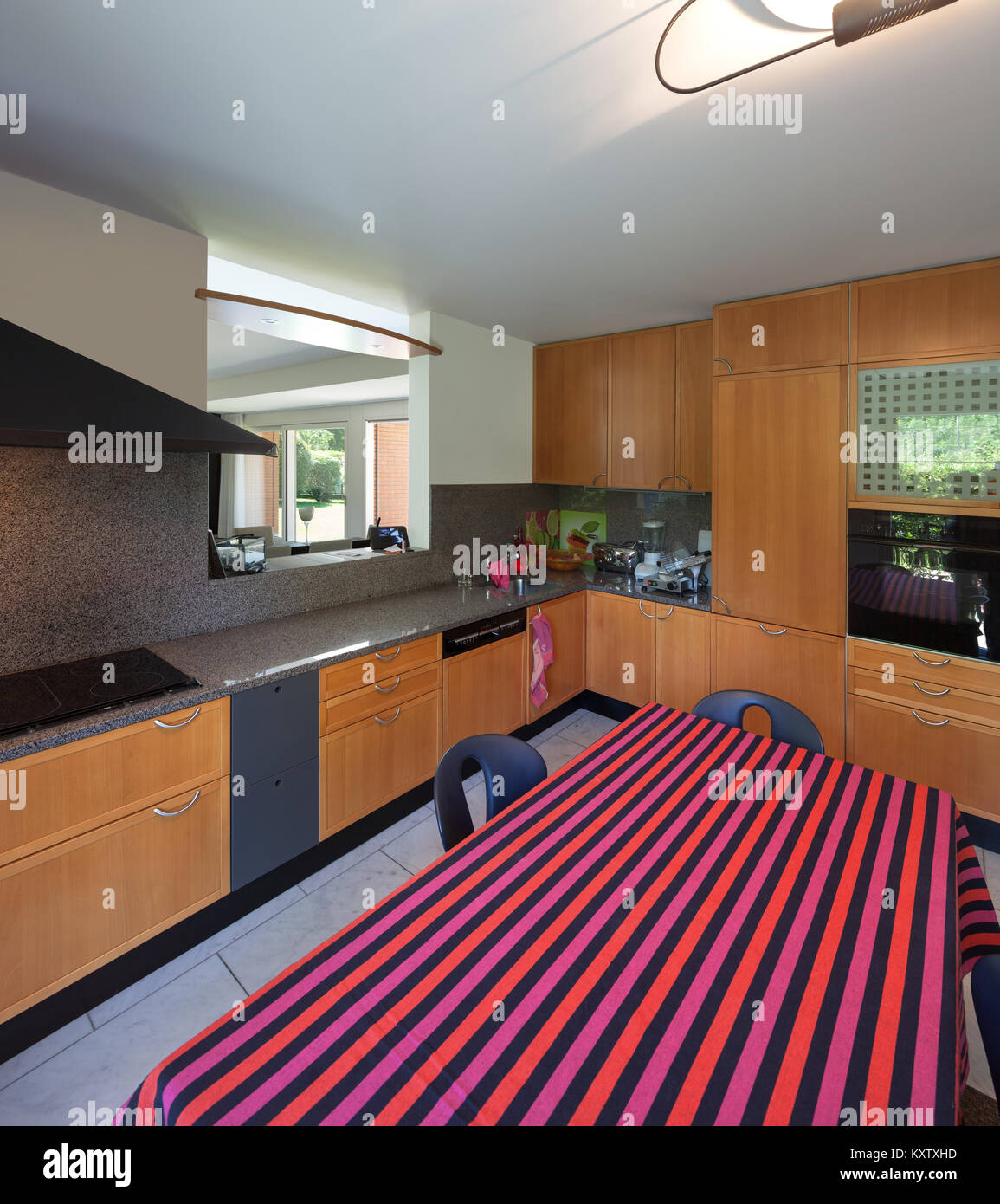 Casa moderna, cucina domestica con armadi in legno Foto Stock