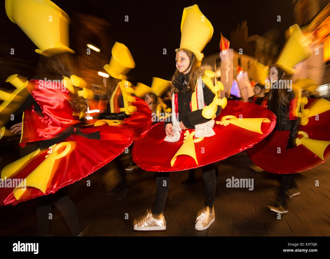 La grande cena brucia il carnevale di partenza di grandi ustioni cena Festival in Dumfries Scozia, Regno Unito Foto Stock