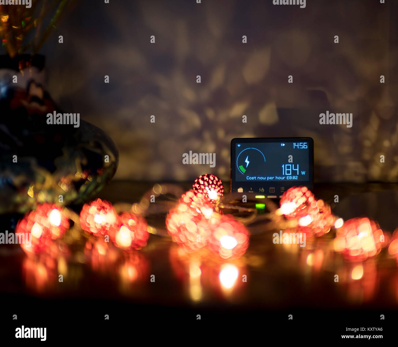 Le luci di Natale con smart meter di misurare la produzione e i costi per il padrone di casa. Foto Stock