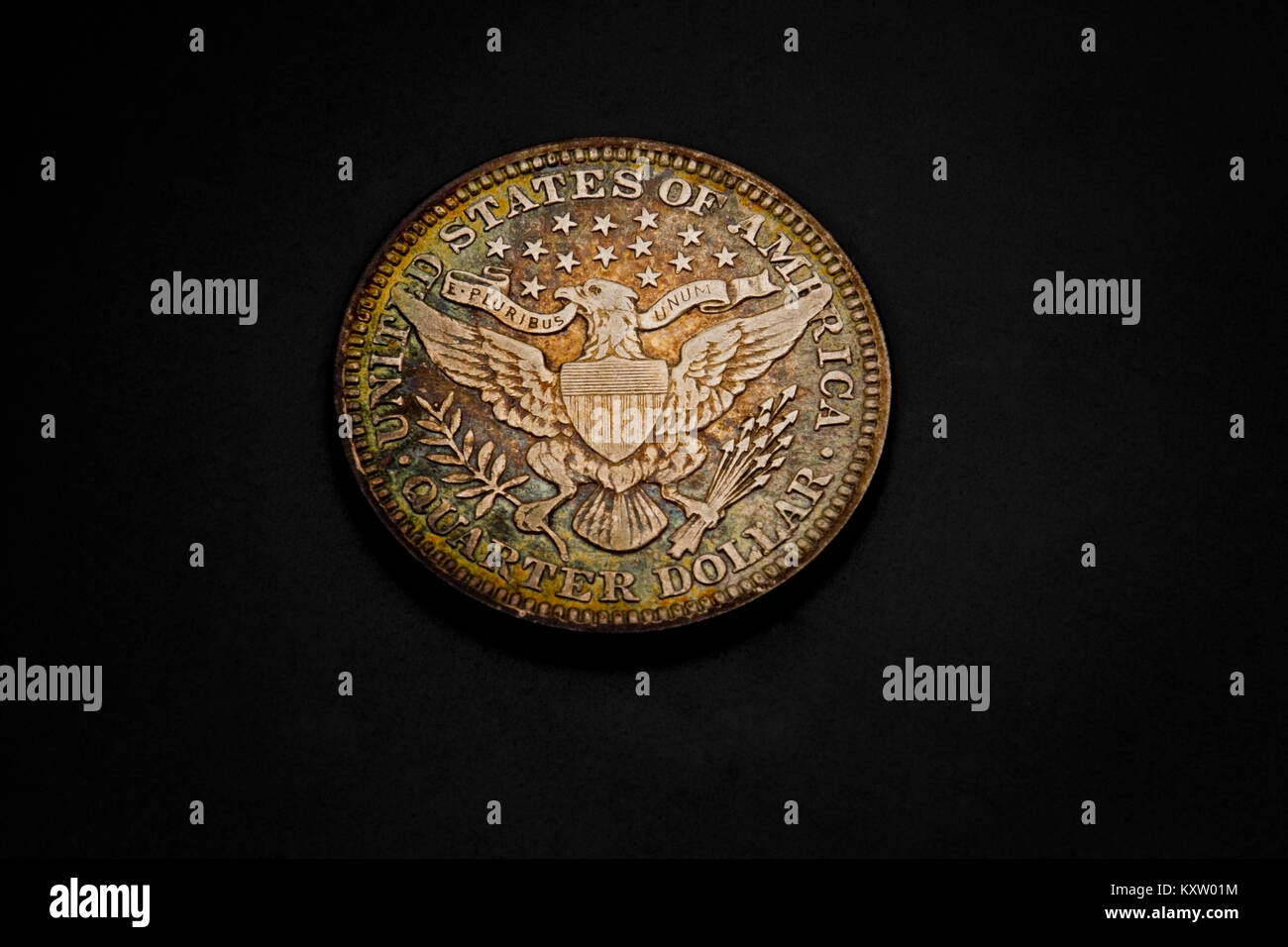 Questo è il lato inverso di un molto numismatically desiderabile, collezionabile, vecchio, argento barbiere trimestre. Il argento è tonica di diversi colori. Foto Stock