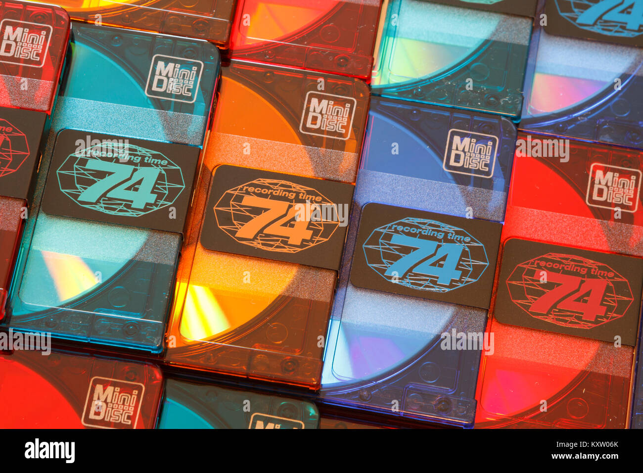 Vista ravvicinata di poche righe del semilavorato colorati i minidisc™ audio cartucce con un tempo di registrazione di 74 minuti. Foto Stock