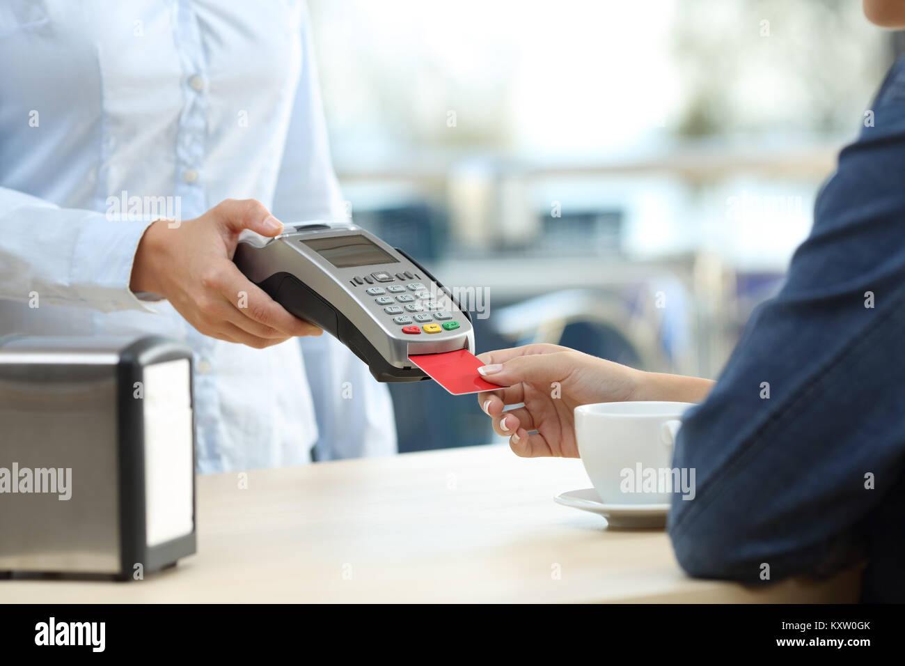 Close up di un ristorante a mano del cliente di pagare con carta di credito Foto Stock