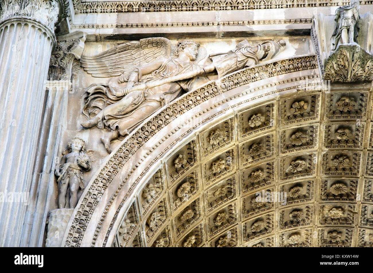 Dettaglio dell'Arco di Settimio Severo di una Vittoria alata che trasporta i trofei - Foro Romano - Roma, Italia Foto Stock