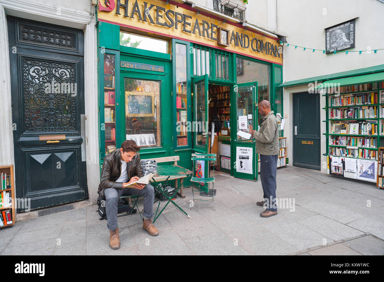Shakespeare and Company Paris, vista di due uomini che sfogliano libri fuori dalla famosa libreria Shakespeare and Company nella riva sinistra di Parigi, Francia. Foto Stock