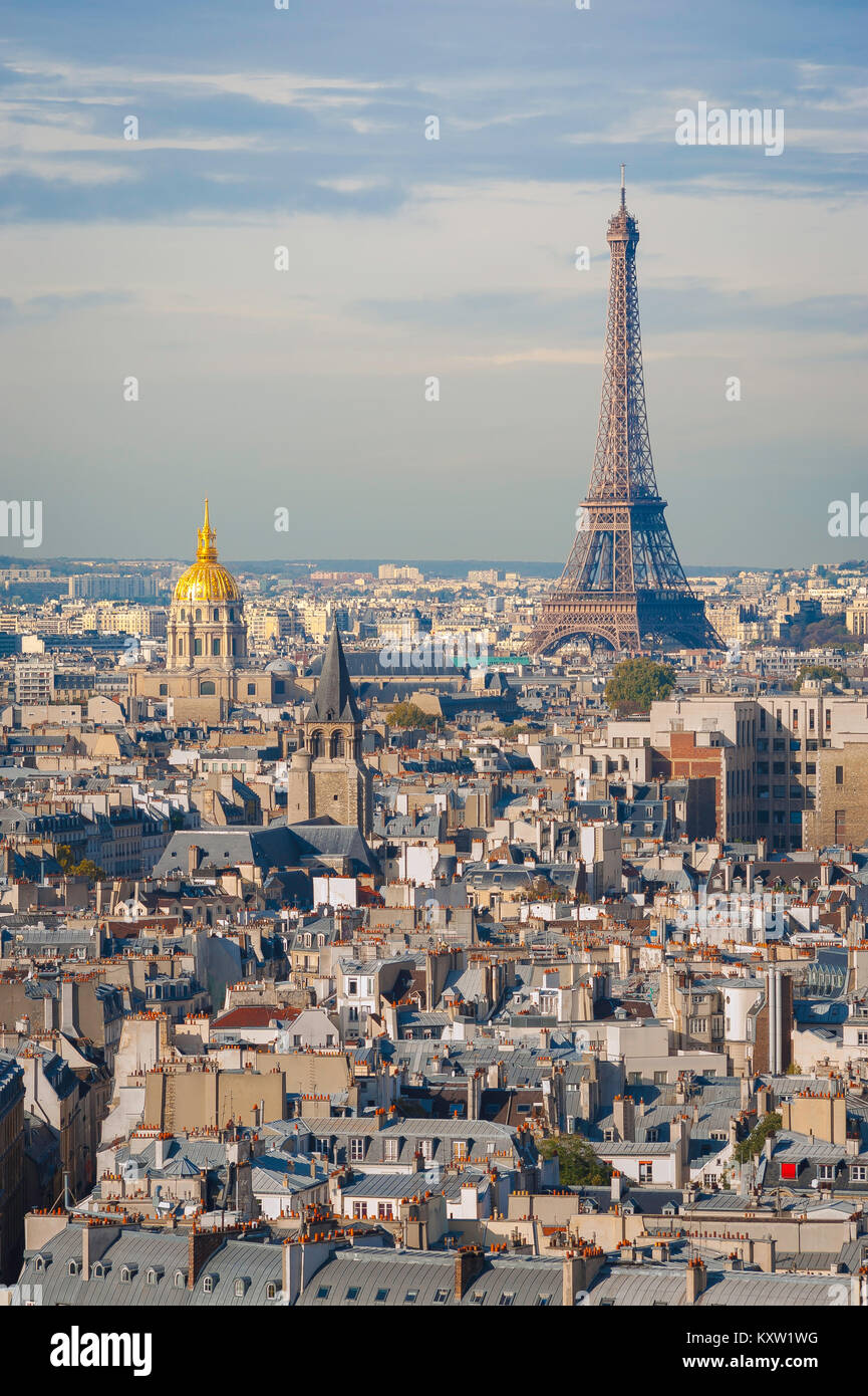 Panorama urbano di Parigi, vista sui tetti della riva sinistra (Rive Gauche) di Parigi verso Les Invalides e la Torre Eiffel, Francia. Foto Stock