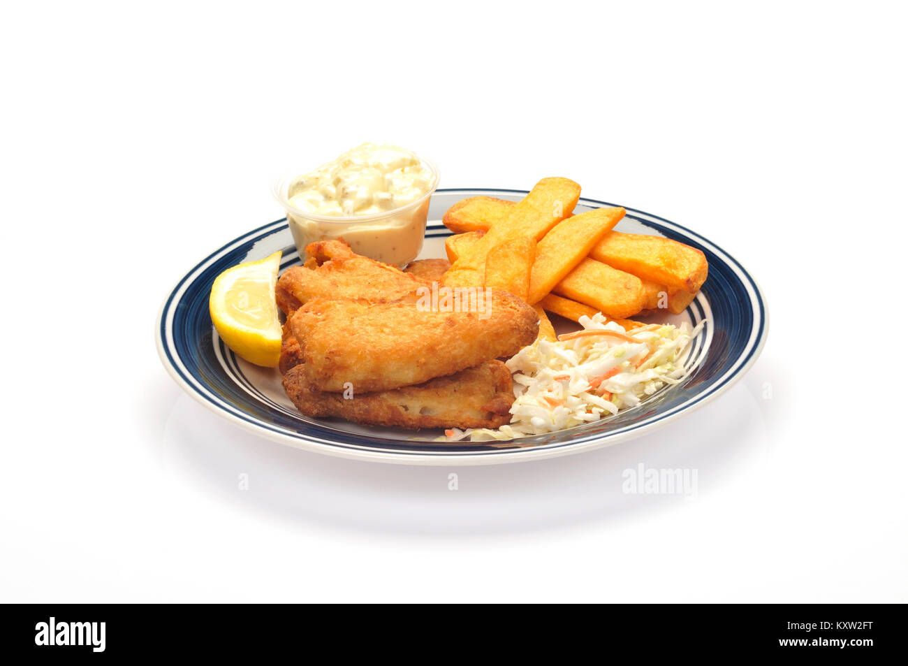 Pesce fritto e patatine con coleslaw un cuneo di limone e salsa tartara su blu e piastra bianca su sfondo bianco tagliato fuori Foto Stock