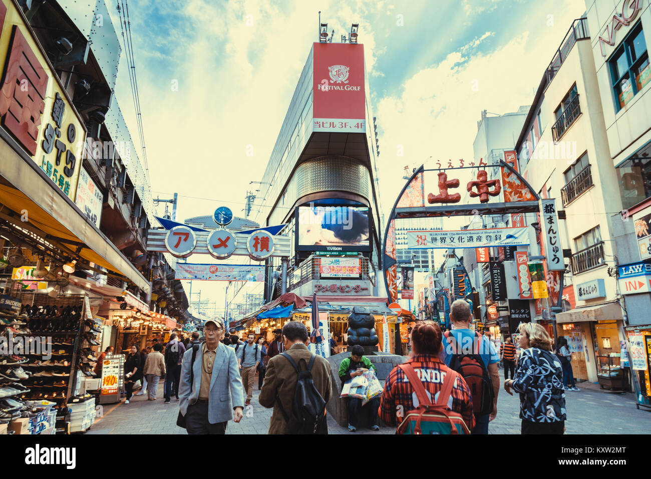 Ameyoko Market street, Tokyo, Giappone. - 23 Obtober 2016 : turistico e il popolo giapponese shopping al mercato Ameyoko street. vintage foto e film di stile Foto Stock