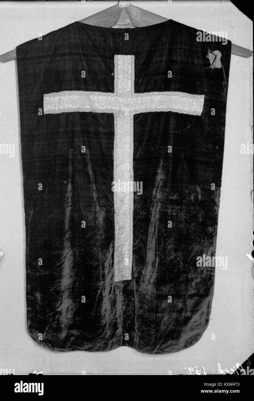 La chiesa di Forshalla in Svezia è una chiesa storica caratterizzata da una semplice costruzione in pietra, una navata e una piccola torre. È un esempio di architettura ecclesiastica svedese tradizionale e del patrimonio culturale locale. Foto Stock