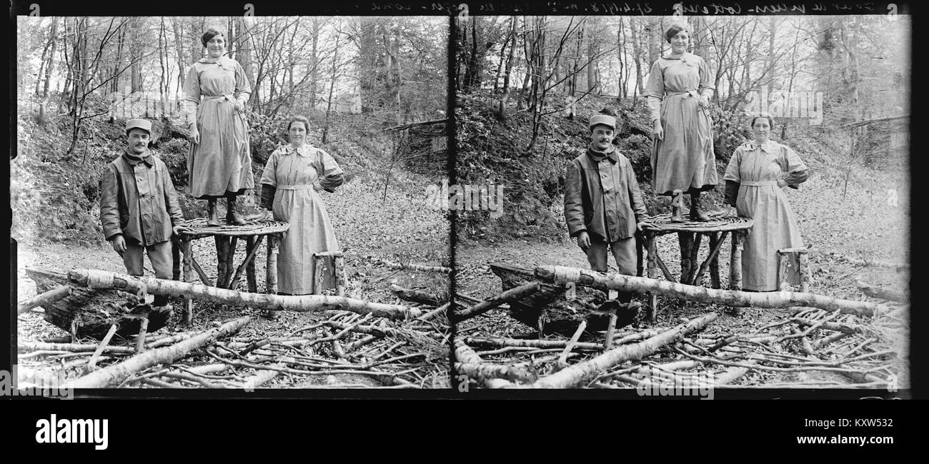 Una fotografia del 1918 della Foresta di Villers-Cotterêts in Francia, con Marcelle Roger durante la prima guerra mondiale, parte della collezione fotografica Berthelé che documenta la Francia in tempo di guerra. Foto Stock