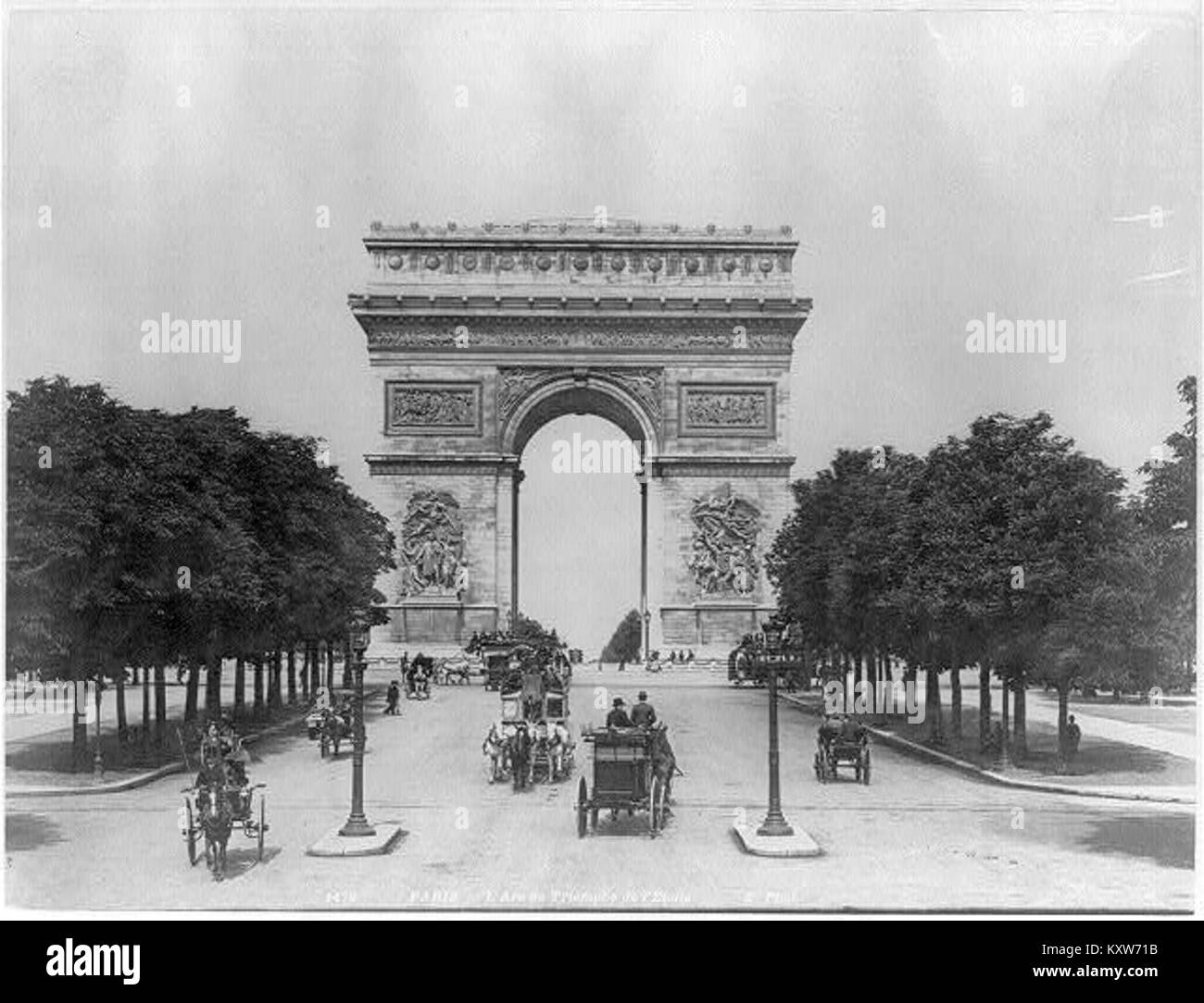 Francia - Parigi - L'Arc de Triomphe de l'Etoile; varietà di a cavallo il veicoli sui Champs Elysee LCCN2001705755 Foto Stock