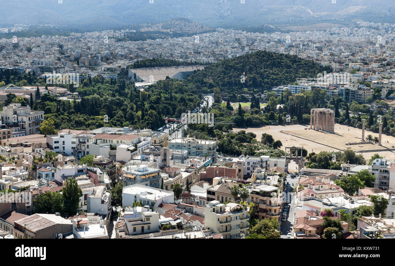 Vista di Atene con il Tempio di Zeus olimpo e Stadio Panateneico Foto Stock