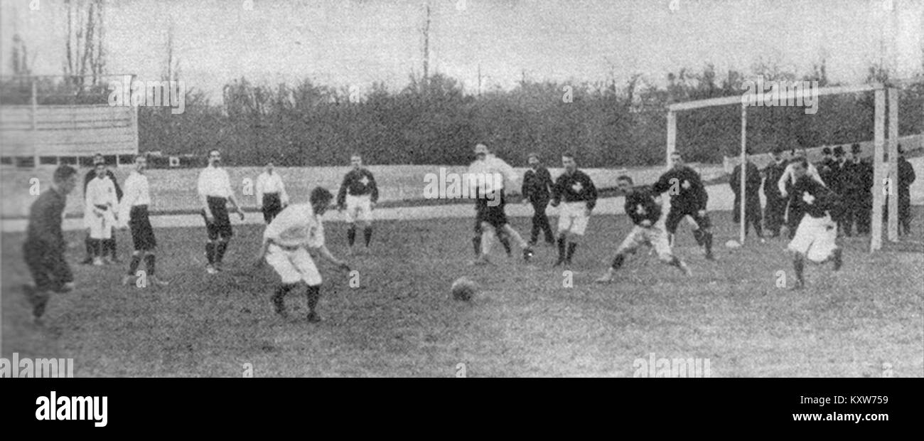 Questa fotografia del 1905 cattura la zona di confine tra Francia e Svizzera, mostrando il paesaggio rurale e le infrastrutture transfrontaliere dell'epoca. Foto Stock