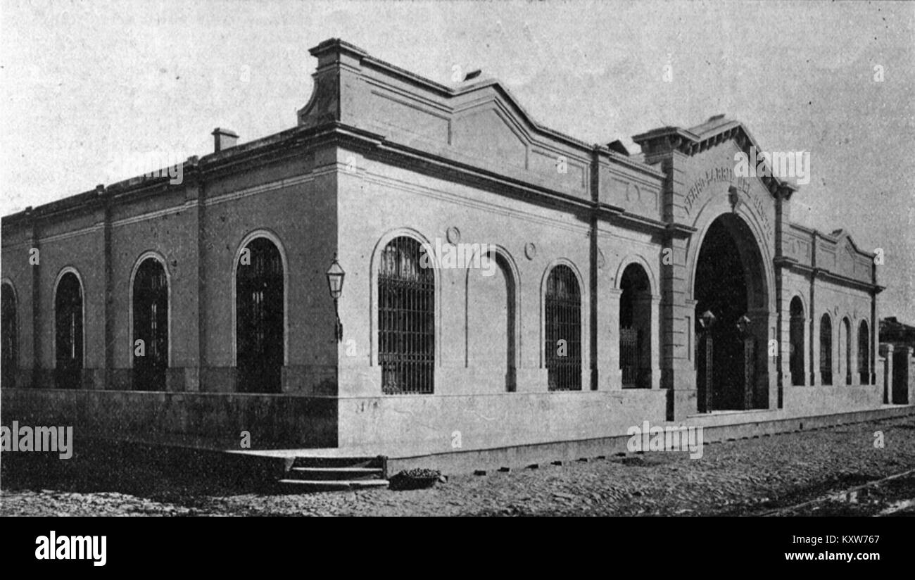 La facciata del Estación Parque delle Ferrocarril del Oeste a Buenos Aires all'angolo tra Cerrito e Tucumán, costruita intorno al 1875, segna la prima stazione terminale della linea ferroviaria occidentale argentina. Rieles+3Wikimedia Commons+3Wikipedia+3 Foto Stock