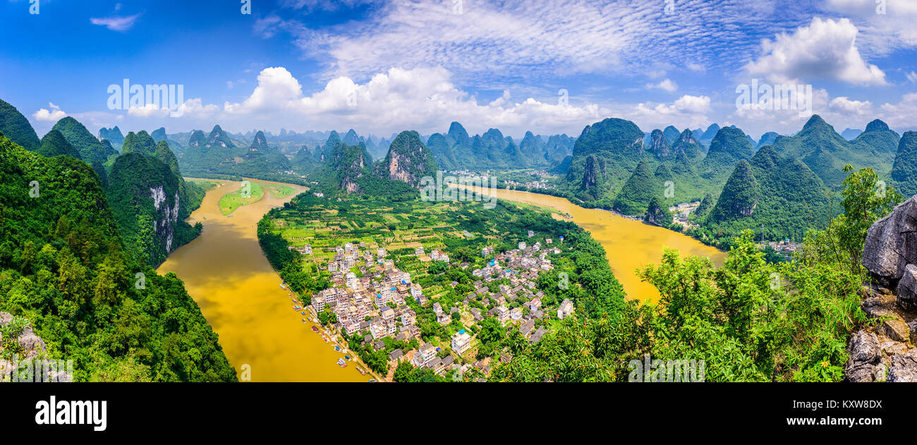 Guilin, Guangxi, Cina montagne carsiche sul Fiume Li. Foto Stock