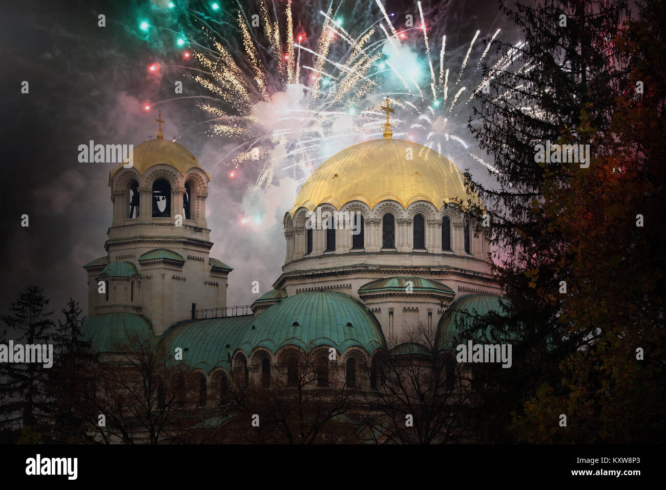 Fuochi d'artificio esplodono su St.Alexsander Nevsky di notte a Sofia, Bulgaria Foto Stock