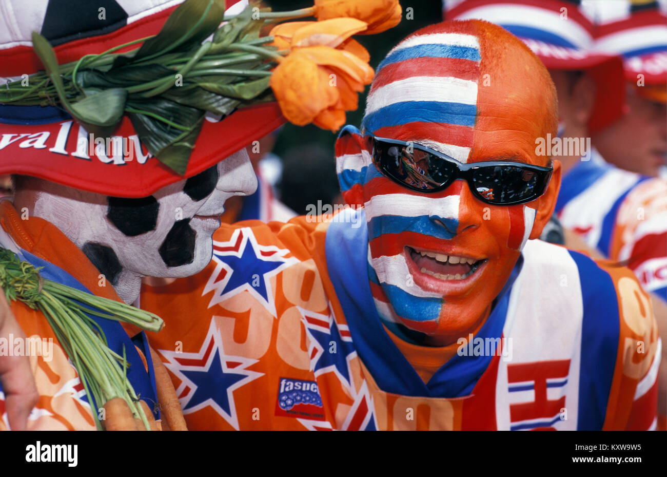I Paesi Bassi. Amsterdam. I tifosi di calcio olandese team in colori nazionali. Bandiera (rosso, bianco e blu) e nazionali (di colore arancione). Foto Stock