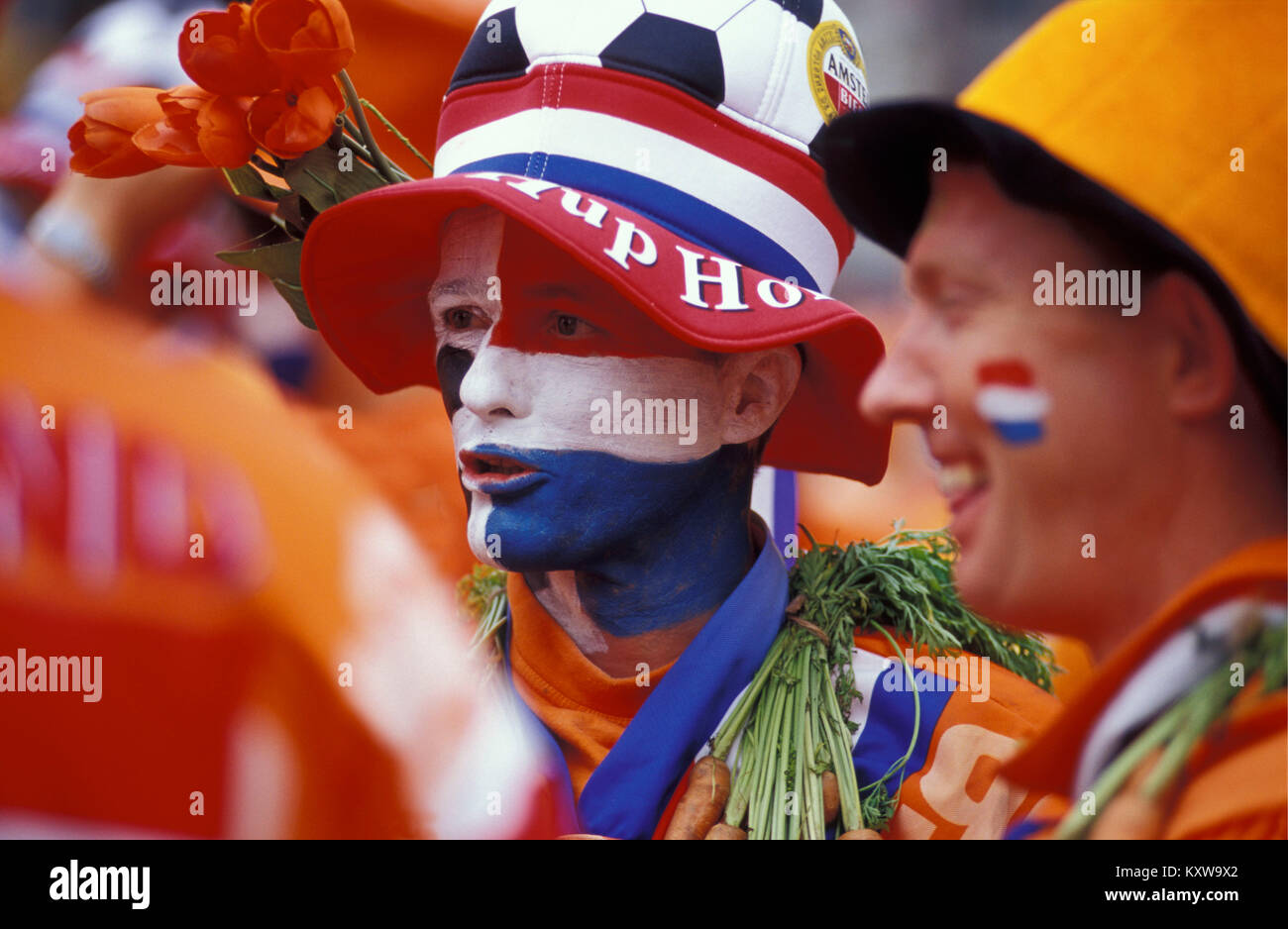 I Paesi Bassi. Amsterdam. I tifosi di calcio olandese team in colori nazionali. Bandiera (rosso, bianco e blu) e nazionali (di colore arancione). Foto Stock