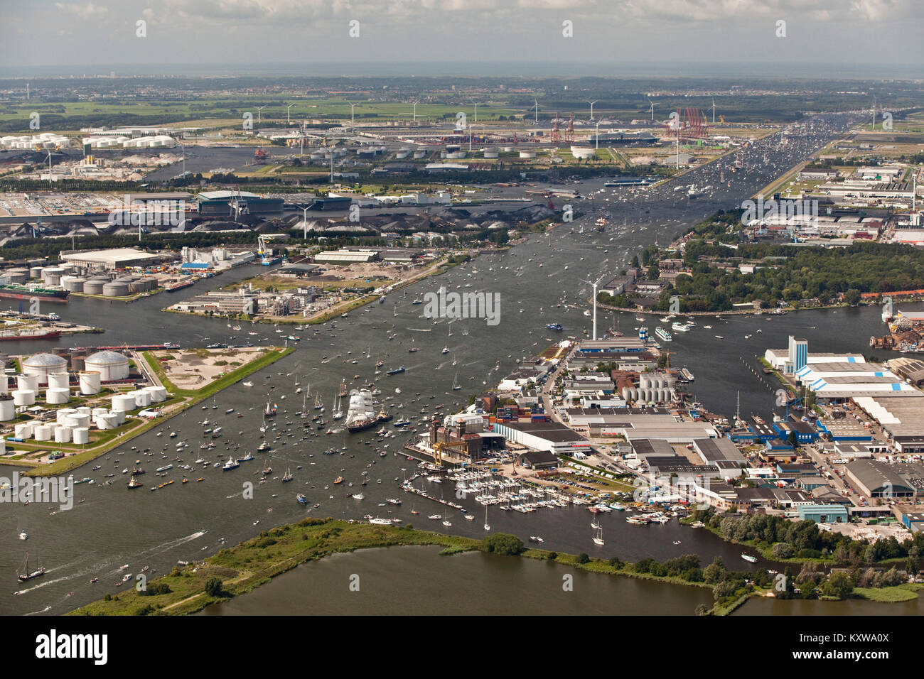 I Paesi Bassi, Amsterdam, evento di vela vela, celebrato ogni 5 anni. SAIL-2010. Antenna della parata di Tall Ships attraverso il Mare del Nord Canal. Foto Stock