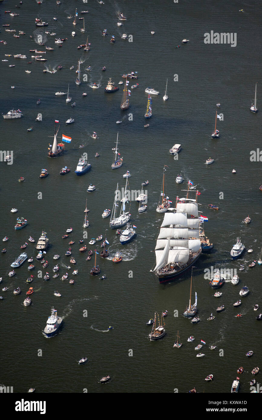 I Paesi Bassi, Amsterdam, evento di vela vela, celebrato ogni 5 anni. SAIL-2010. Antenna della parata di Tall Ships da attraverso il Mare del Nord Canal. Foto Stock