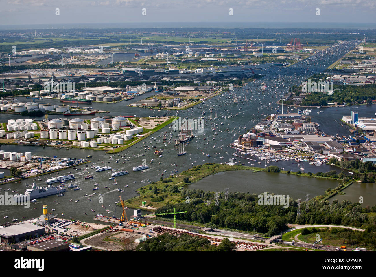 I Paesi Bassi, Amsterdam, evento di vela vela, celebrato ogni 5 anni. SAIL-2010. Antenna della parata di Tall Ships da IJmuiden ad Amsterdam attraverso Foto Stock