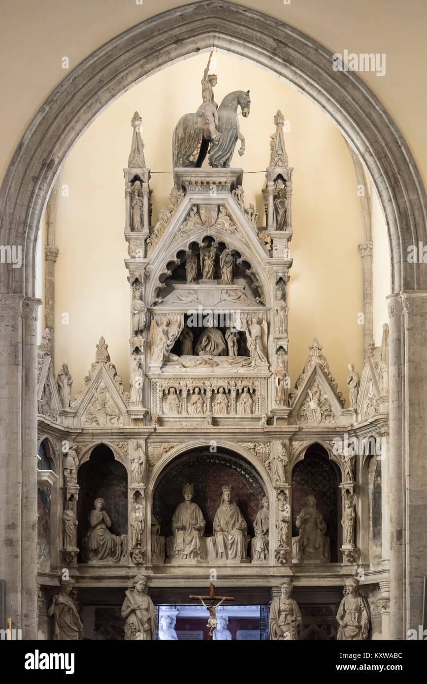 Napoli. L'Italia. La quattrocentesca chiesa di San Giovanni a Carbonara. Monumentale tomba del re Ladislao di Napoli (1377-1414), opera dello scultore Andrea Ciccio Foto Stock