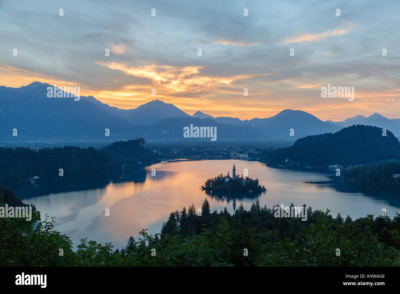 Il lago di Bled all'alba, Slovenia Foto Stock