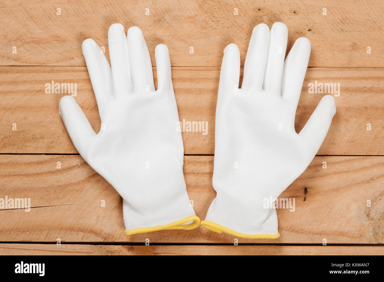 Bianco guanti antistatici, i guanti antistatici ridurre l'elettricità  statica che potrebbe danneggiare i componenti elettrici Foto stock - Alamy