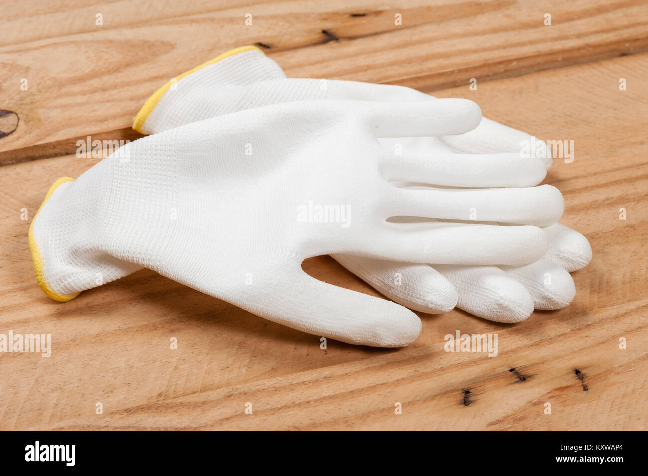 Bianco guanti antistatici, i guanti antistatici ridurre l'elettricità  statica che potrebbe danneggiare i componenti elettrici Foto stock - Alamy