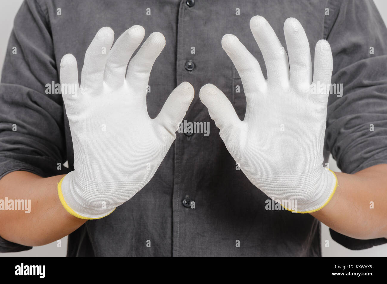 Elettricista indossare i guanti antistatici per proteggere un componenti  elettrici da eventuali danni Foto stock - Alamy