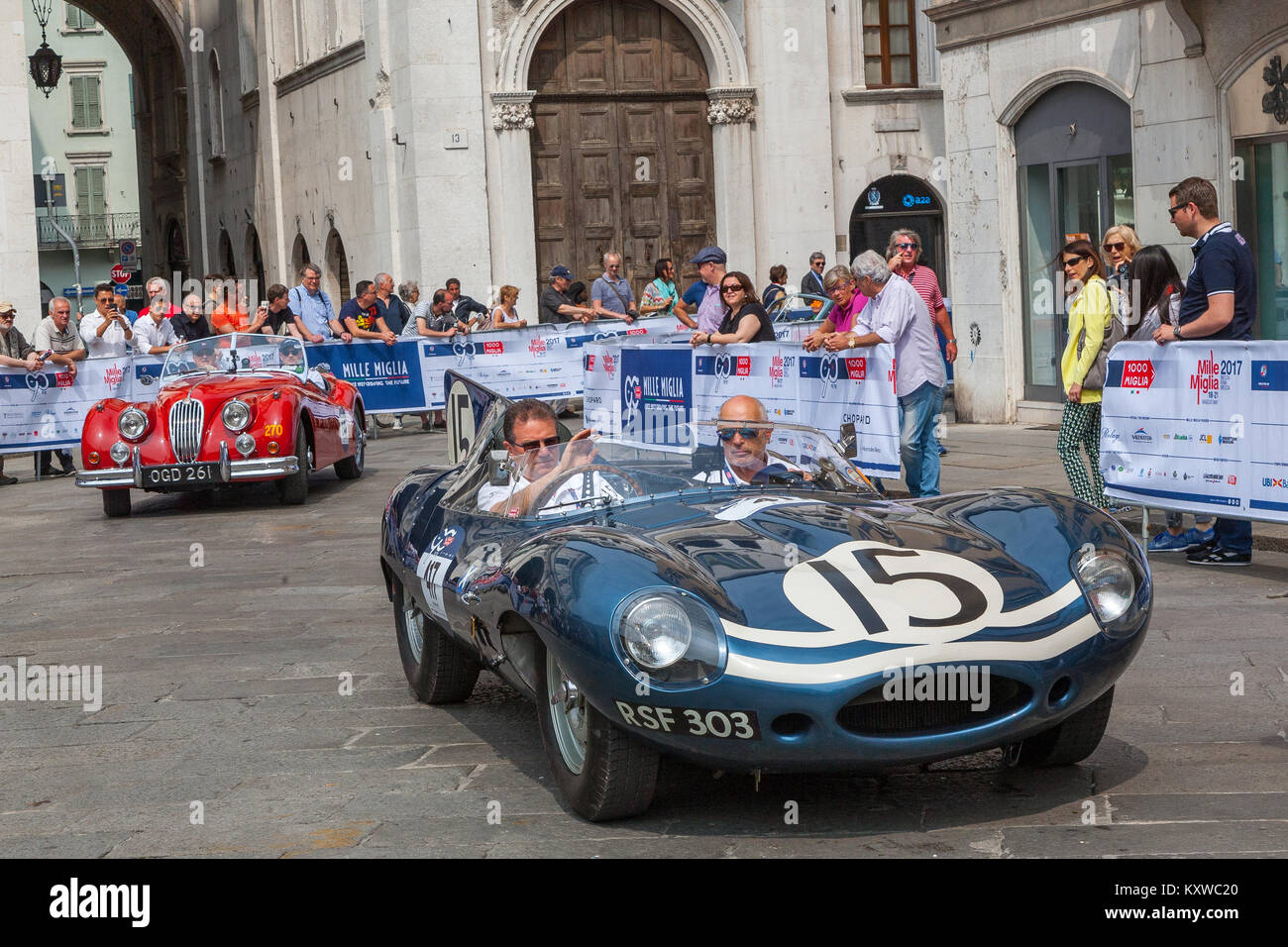 1956 JAGUAR D-tipo presso la Piazza della Loggia, Brescia, Italia Foto Stock