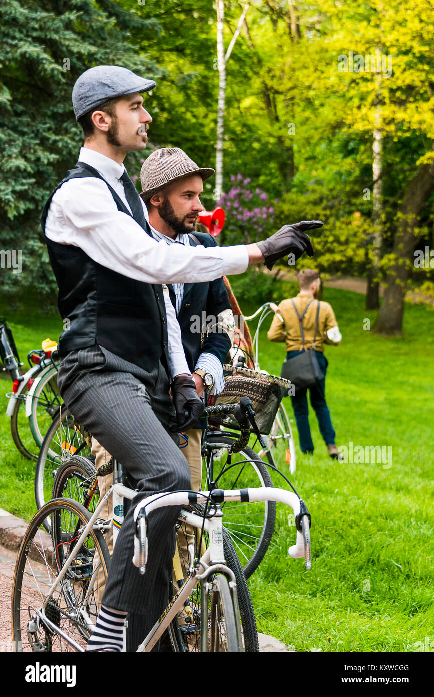 Lviv, Ucraina - 7 maggio 2016; Partecipante sconosciuto di retro Bike rally indica il luogo di partenza nel parco della città di Leopoli. Foto Stock