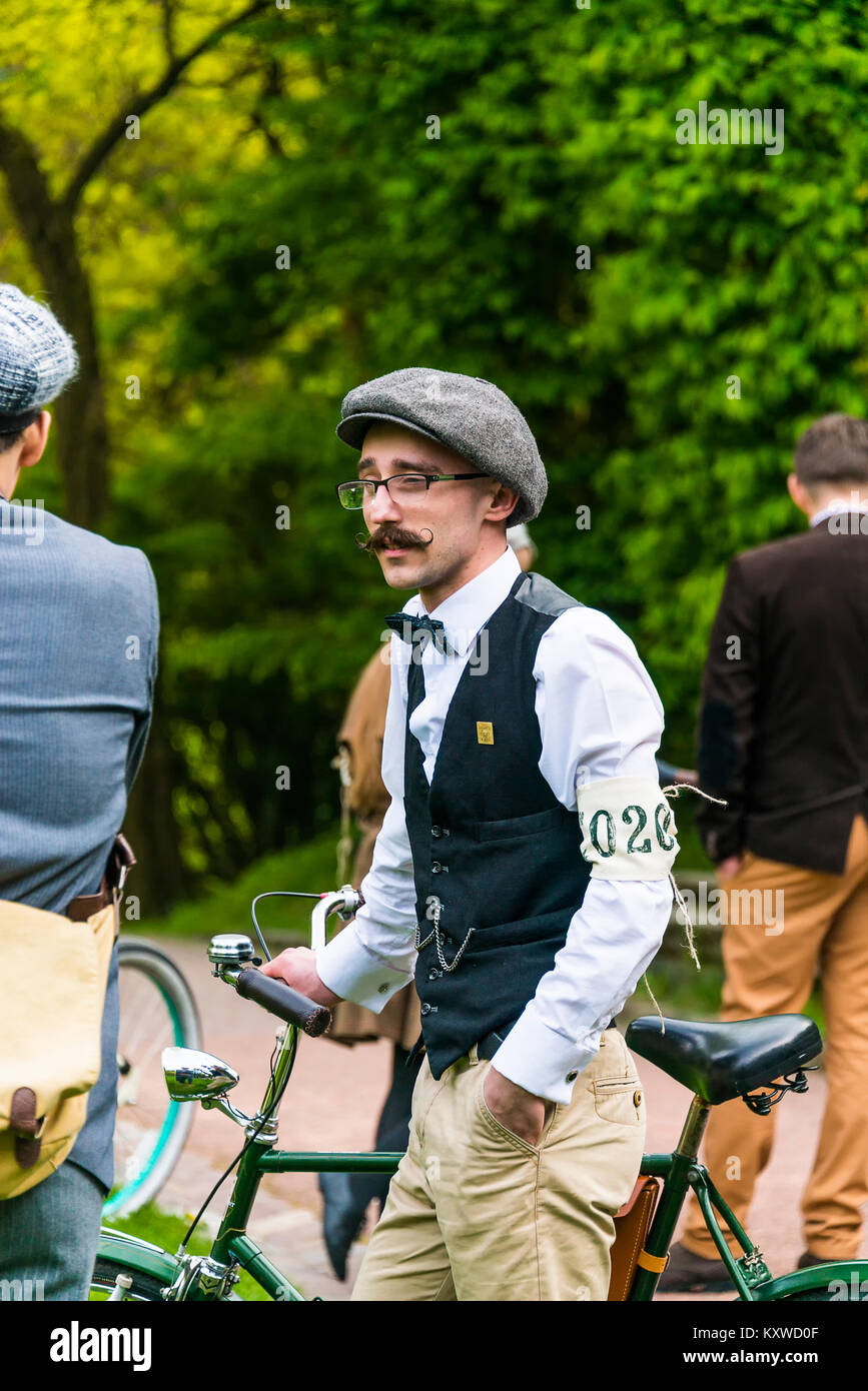 Lviv, Ucraina - 7 maggio 2016; Partecipante sconosciuto di retro Bike rally aspettano l'inizio nel parco della città di Leopoli. Foto Stock