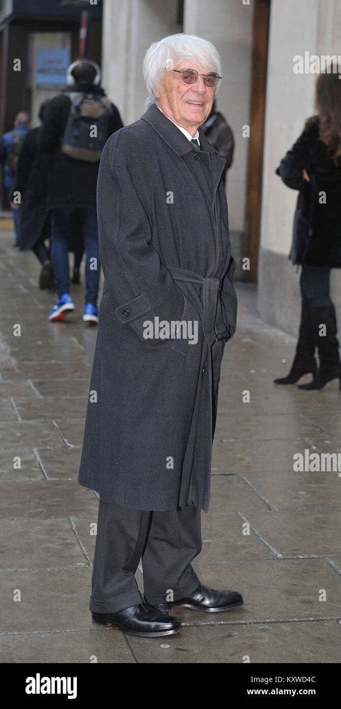 Tycoon Bernie Ecclestone lasciare Londra Centrale della Corte di famiglia, dove sua figlia Petra Ecclestone aveva l'ultima udienza nel suo divorzio battaglia con ex-marito James stunt. Foto Stock