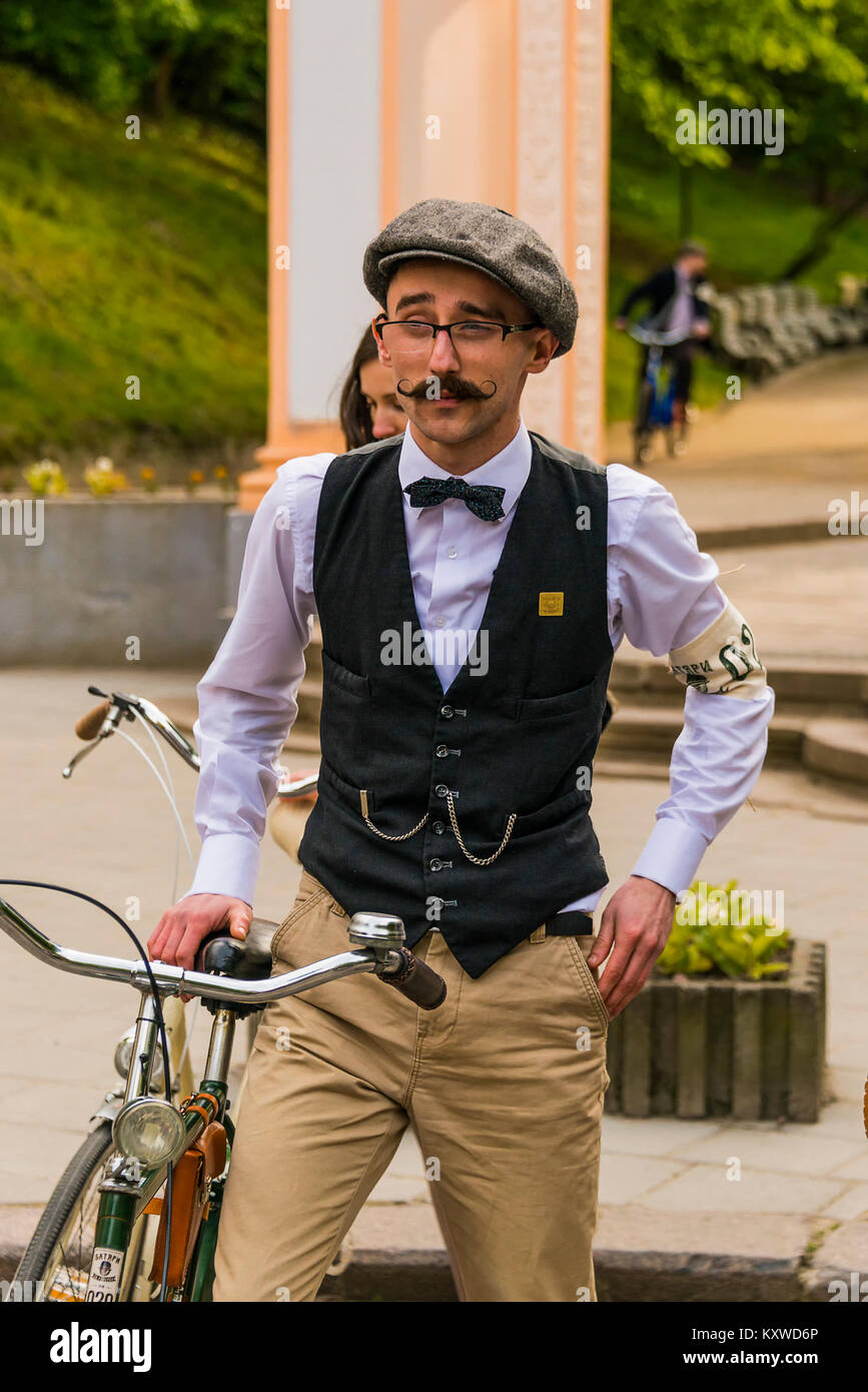 Lviv, Ucraina - 7 maggio 2016; Partecipante sconosciuto di retro Bike rally aspettano l'inizio nel parco della città di Leopoli. Foto Stock