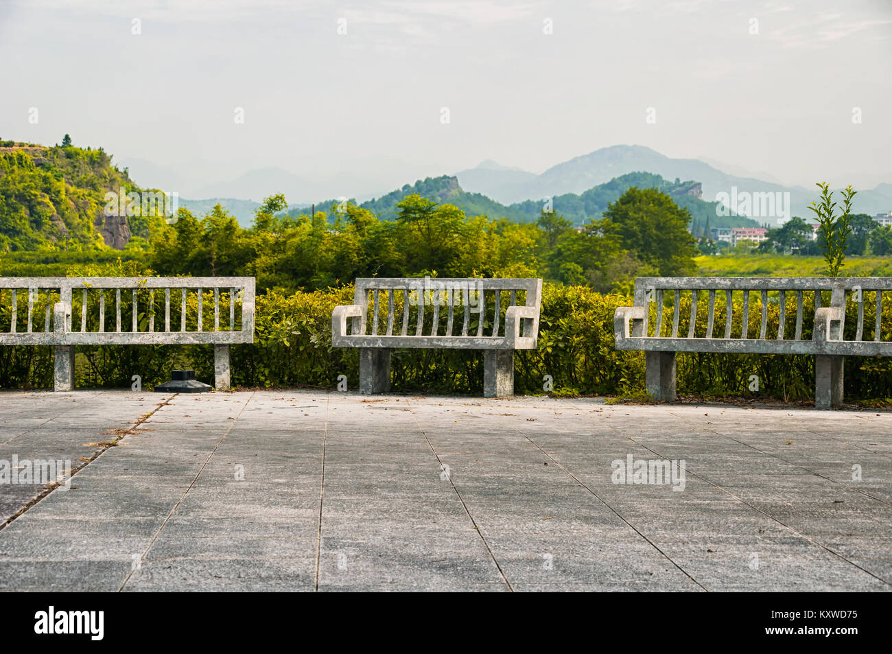 Panche in pietra all'ingresso della Cina Wuyishan scenic area nella provincia del Fujian. Foto Stock