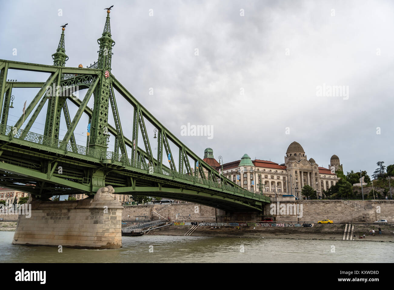 Budapest, Ungheria - 12 agosto 2017: Gellert bagni termali e il Ponte della Libertà a Budapest. Il bagno complesso è costruito in stile Art Nouveau. Il Foto Stock