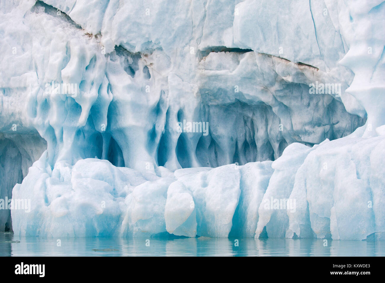 Struttura di ghiaccio di fusione iceberg nell'Oceano Artico, Svalbard / Spitsbergen, Norvegia Foto Stock
