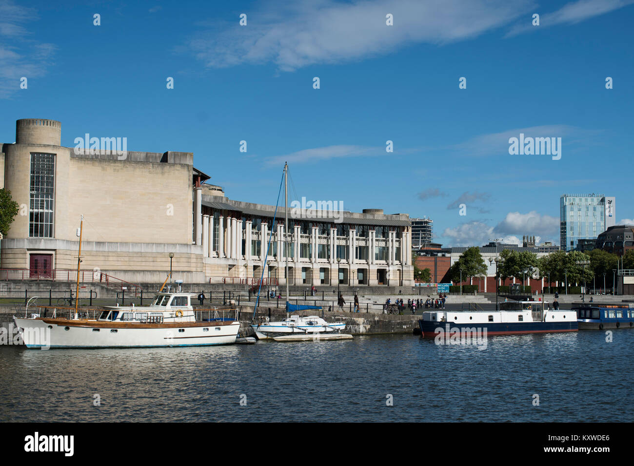 Barche ormeggiate al di fuori della Banca di Lloyds uffici nella zona di porto di Bristol in una giornata di sole. Foto Stock