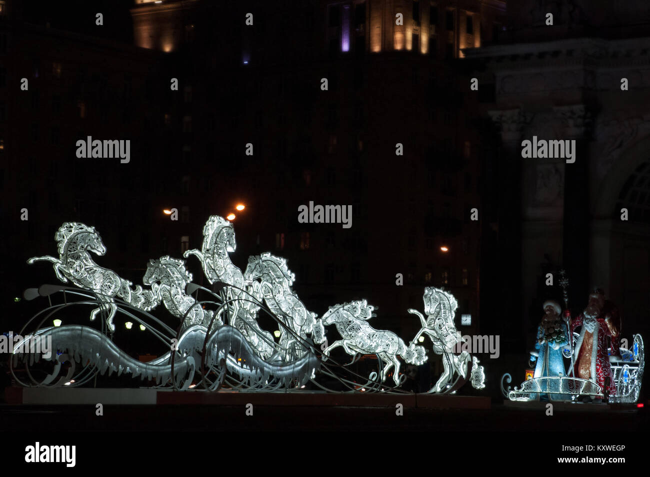 Le figure giganti del Padre il gelo e la neve maiden in sella ad una slitta di renne eretto al Festival inverno nella città di Mosca, Russia Foto Stock