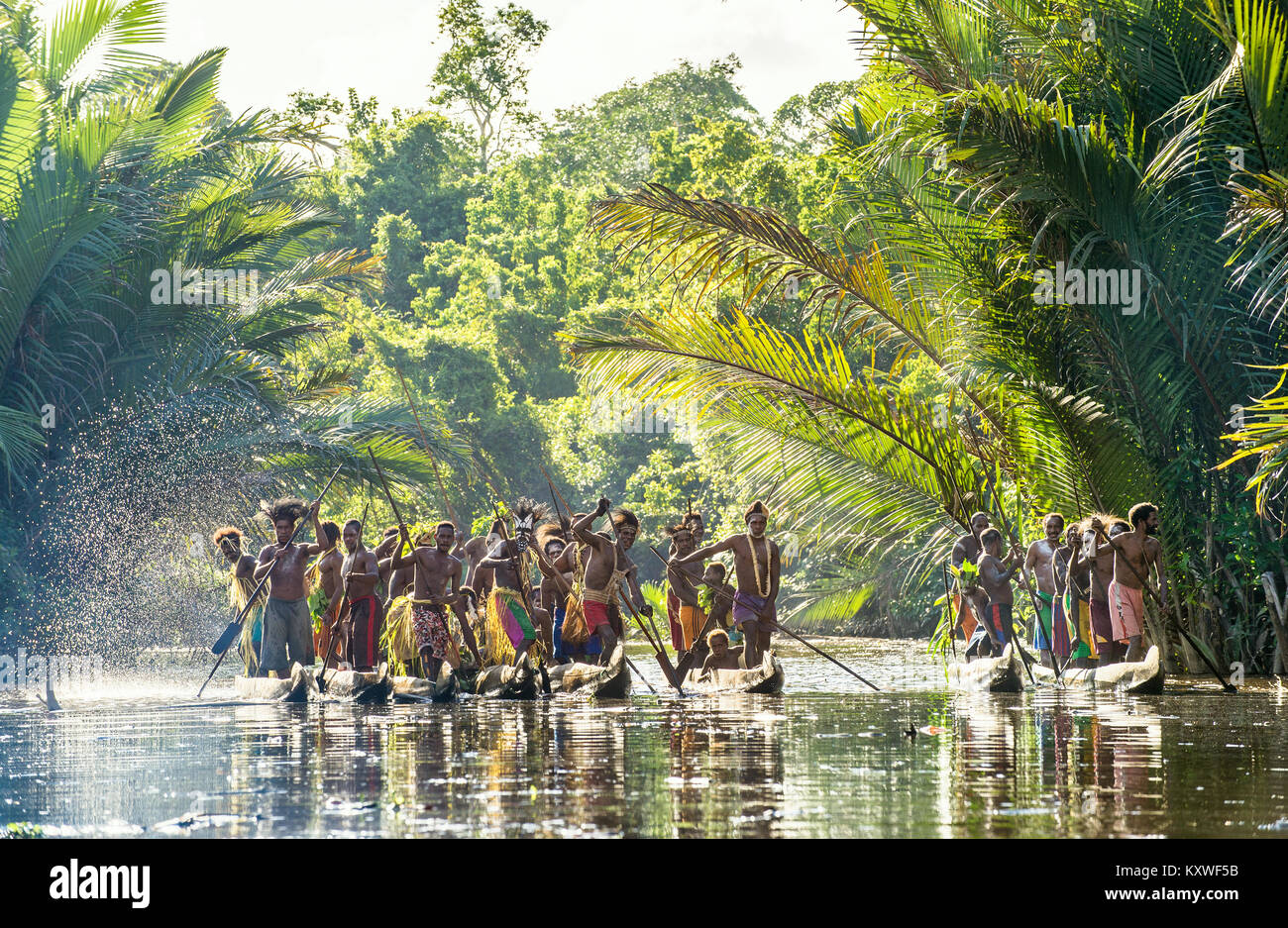 INDONESIA, Irian Jaya, ASMAT provincia, JOW VILLAGE - 23 giugno: canoa guerra cerimonia di Asmat persone. Cacciatori di teste di una tribù di Asmat . Nuova Guinea isola, Foto Stock