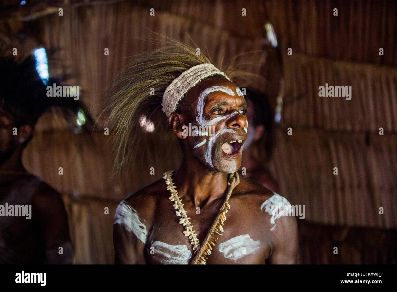 Ritratto di un uomo della tribù di Asmat persone nel rituale face painting. Nuova Guinea. Maggio 23, 2016 Foto Stock