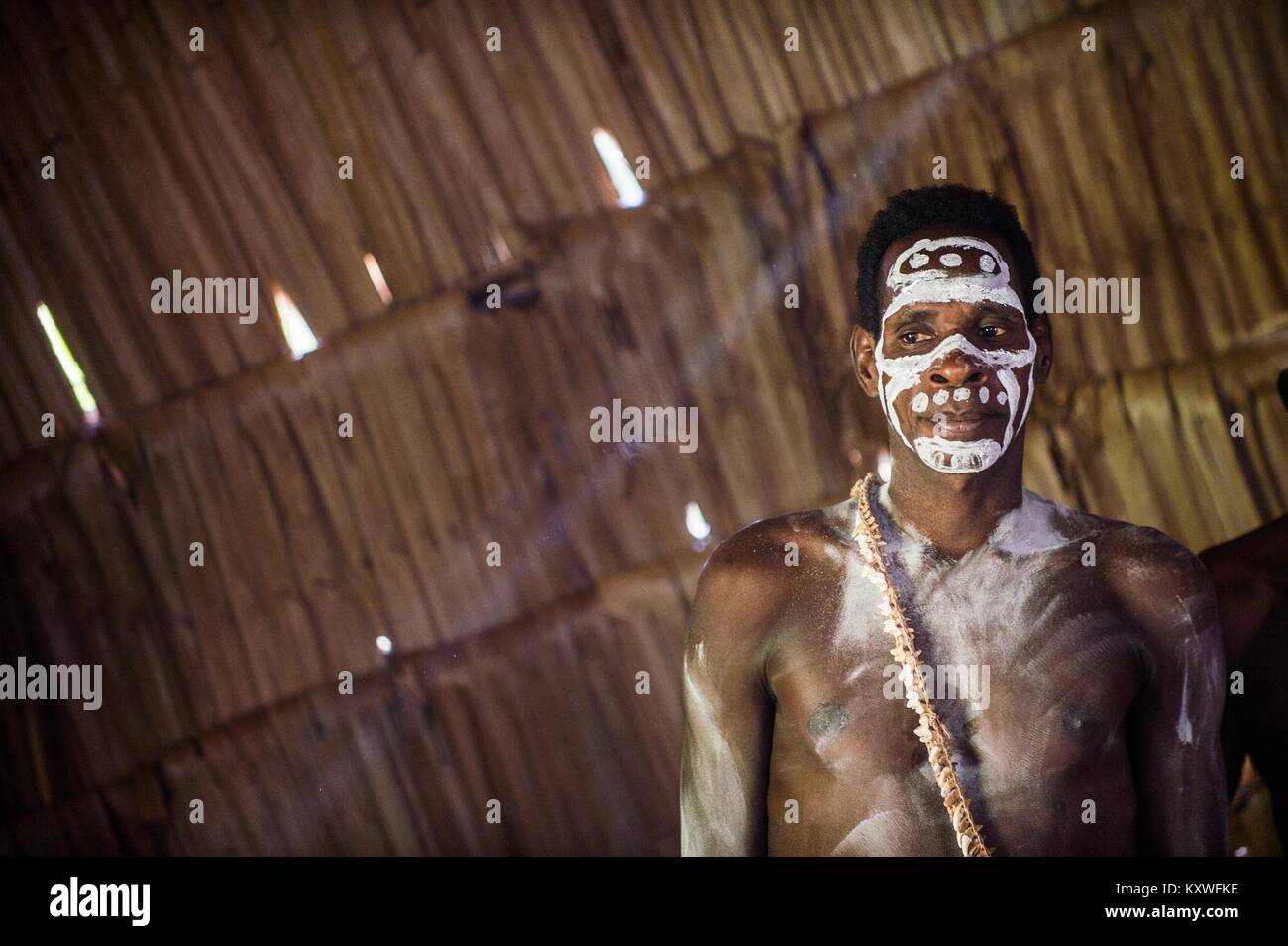 Ritratto di un uomo della tribù di Asmat persone nel rituale face painting. Nuova Guinea. Maggio 23, 2016 Foto Stock