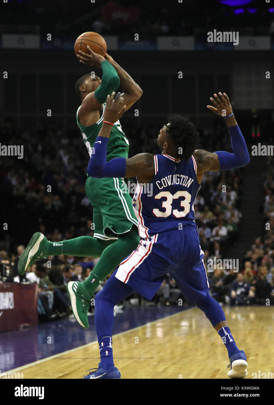 Boston Celtics' Marcus Smart germogli passato Philadelphia 76ers' Robert Covington durante l'NBA GIOCO DI LONDRA 2018 all'O2 Arena, Londra. Foto Stock