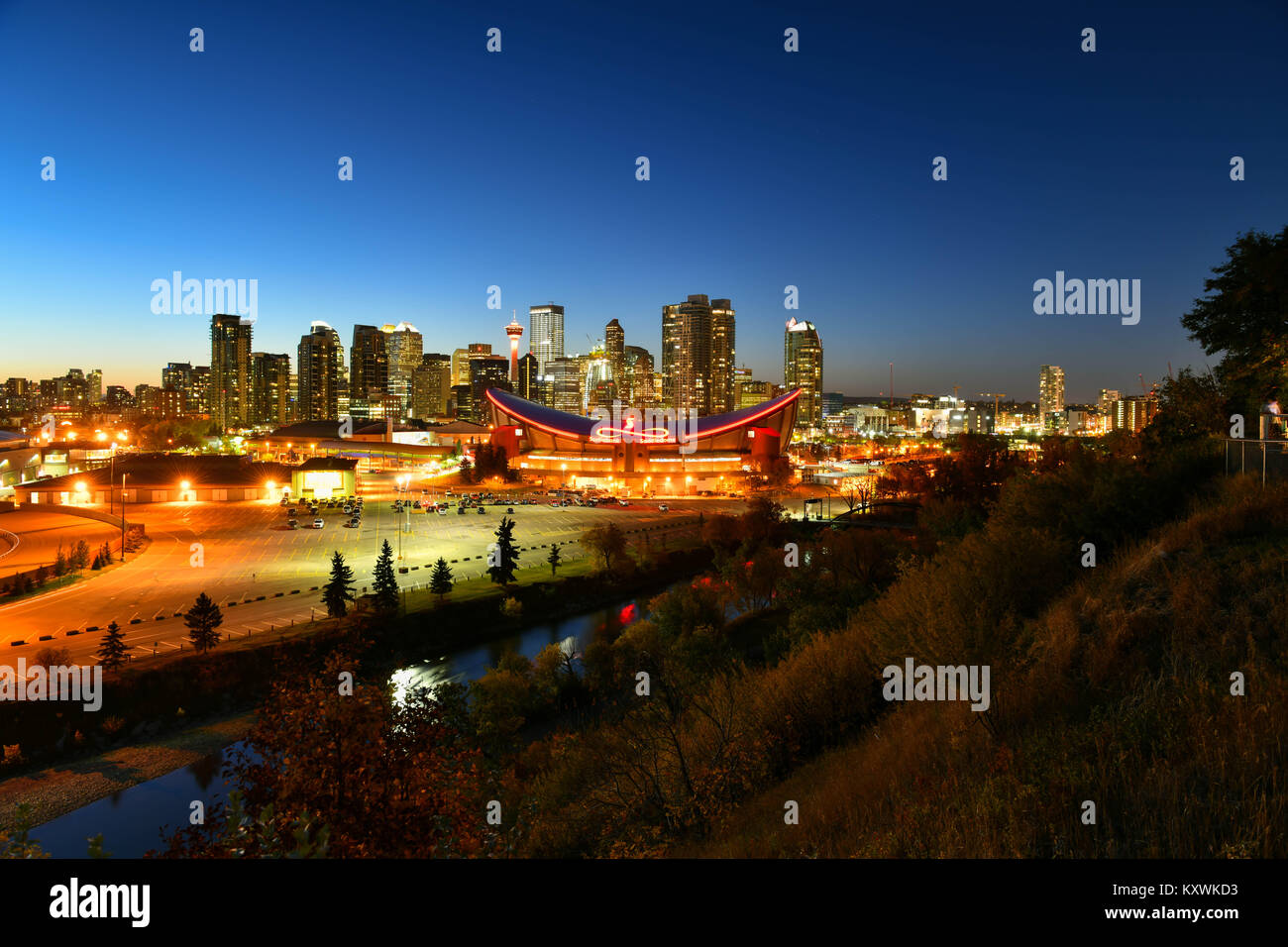 Calgary skyline della città a Twilight time, Alberta, Canada Foto Stock