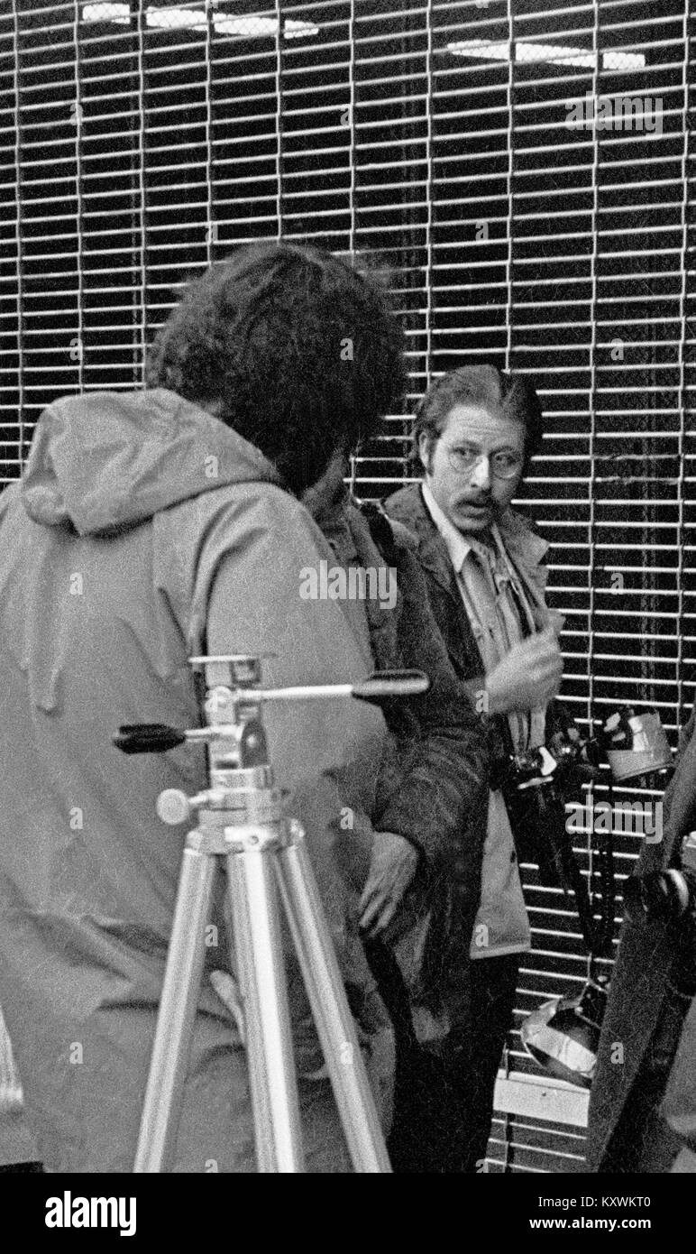 Fotoreporter, Greg Robinson che copre il processo di Patty Hearst negli anni '1970 Area della Baia di San Francisco. Su incarico del SF Examiner, fu in seguito assassinato a Jonestown. Foto Stock