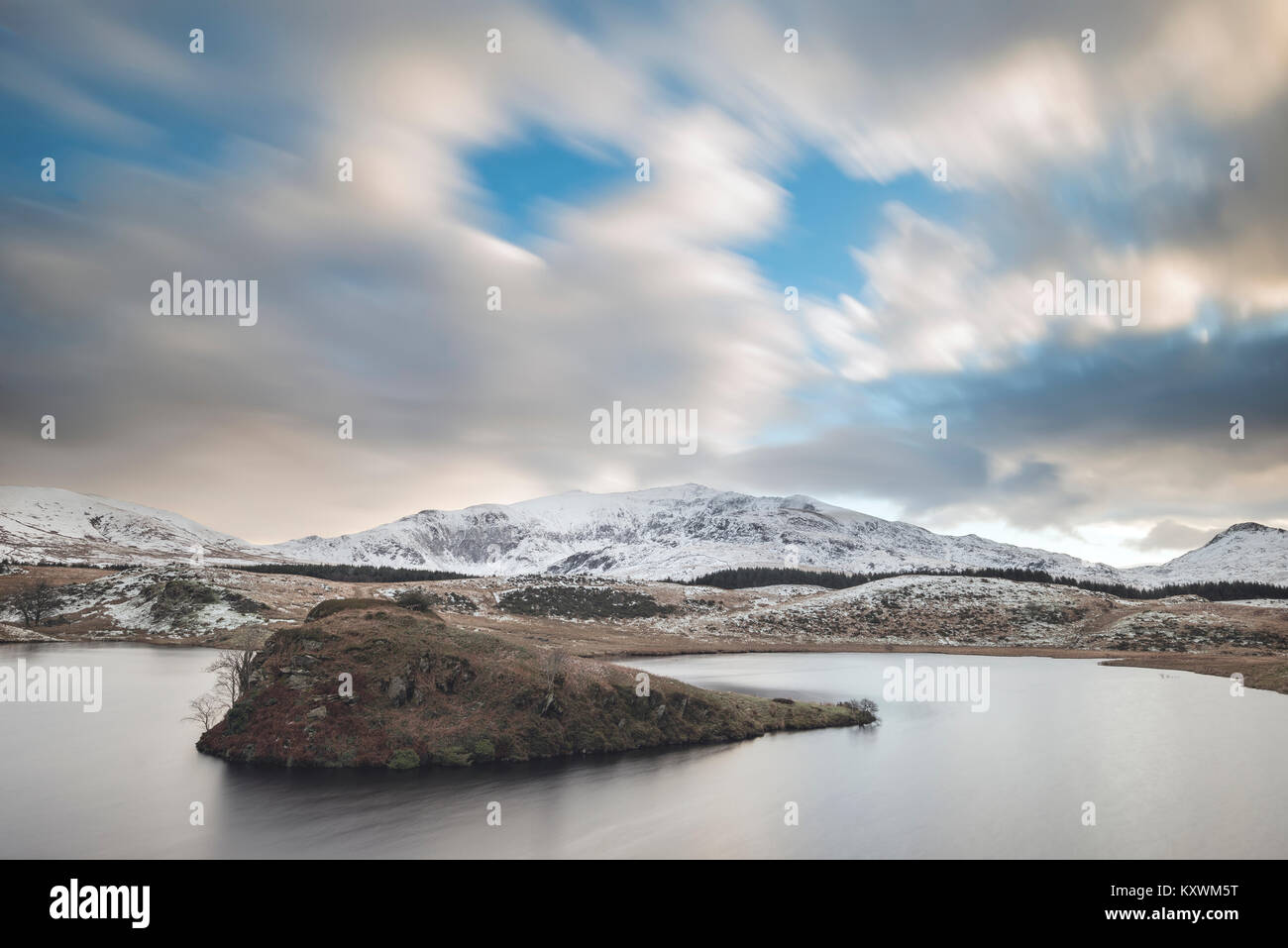 Incantevole paesaggio invernale immagine del Llyn y Dywarchen nel Parco Nazionale di Snowdonia Foto Stock