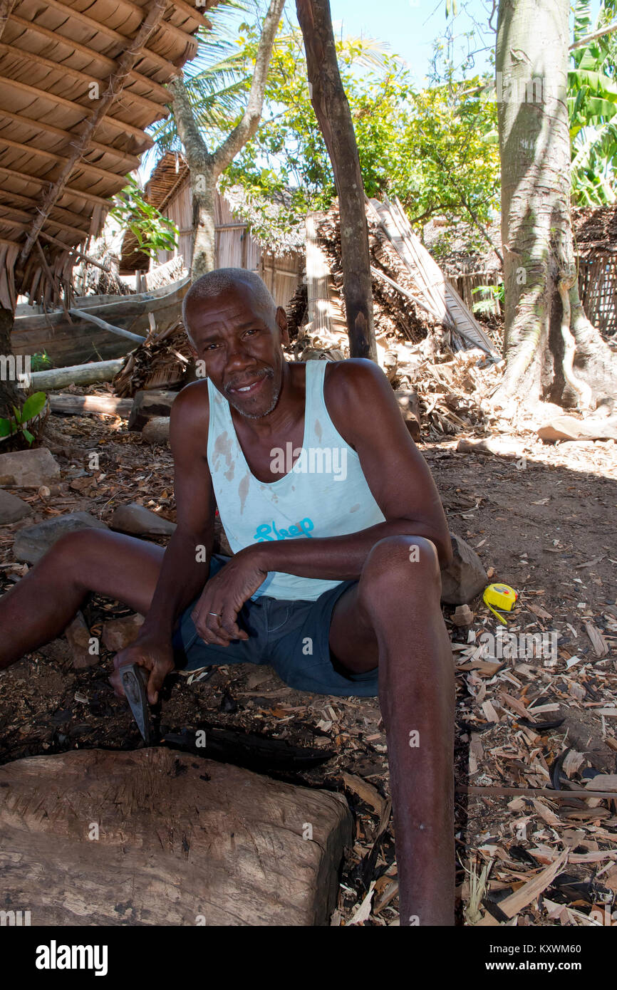 Un malgascio artigiano la lavorazione del legno statua nel villaggio di Ampasipohy, Nosy Be Island, Madagascar Foto Stock