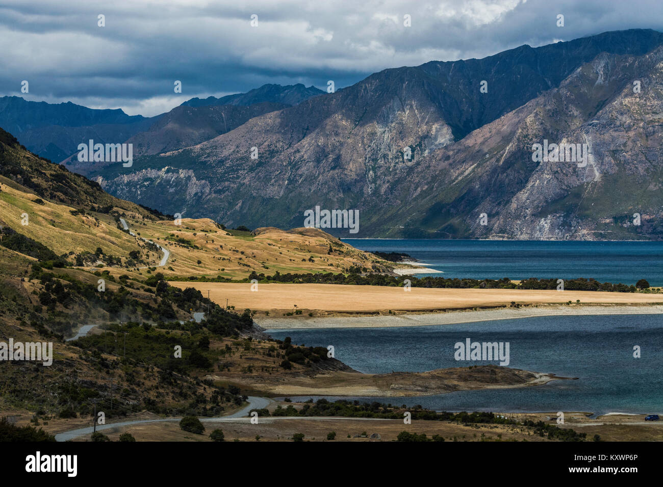 E mountainsLake Hawea, Otago, Nuova Zelanda Foto Stock