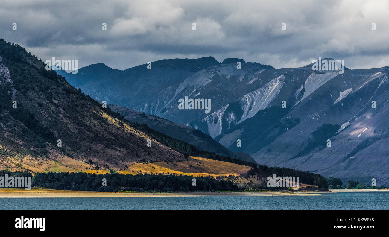 E mountainsLake Hawea, Otago, Nuova Zelanda Foto Stock